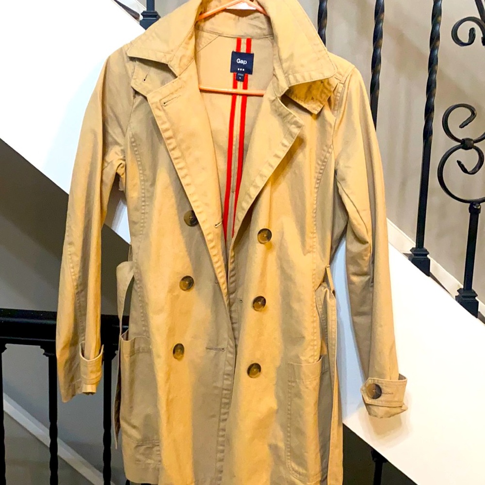 Beautifull beige rain coat.